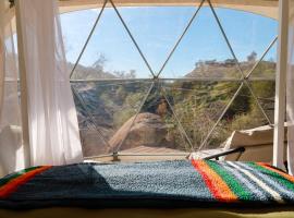 A Quiet Fireside Retreat in a Scenic Glamping Dome, hotel a Fallbrook