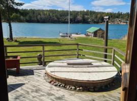 Villa V&auml;stanro Sk&auml;rg&aring;rdsstuga p&aring; egen &ouml; med b&aring;tskjuts, hotel com banheiras de hidromassagem em Sund