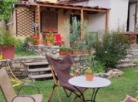 Μονόχωρος με αυλή, khách sạn ở Vrasná