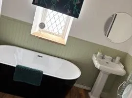 Spacious 3-Bedroom Home in Town Sleeps 5, Free Parking