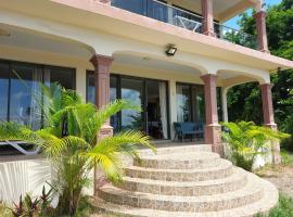 Villa pied dans l'eau Pointe aux Piments, hotel in Pointe aux Piments