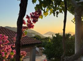 Stylish Stone House for Two, acomoda&ccedil;&atilde;o com cozinha em Koločep