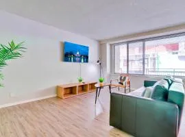 Relax in Apt Close to Highlight Landmarks