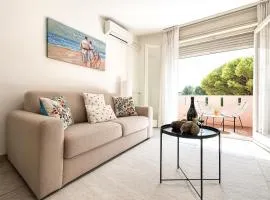 Sunny apartment by the beach