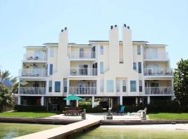 Treasure Island Waterfront home - 100ft to beach!, hotel in St Pete Beach