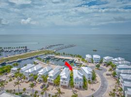 Emerald Tides - Luxury Oceanfront Home, Private Pool, 30' Dock, Hotel in Marathon