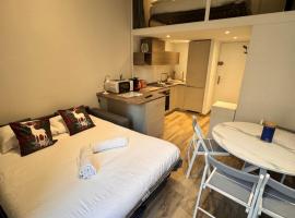 Central Studio with Mezzanine 3 minutes to Sea, caba&ntilde;a o casa de campo en Niza