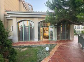 Flores Gardan ART Studio, hotel en Chernomorets