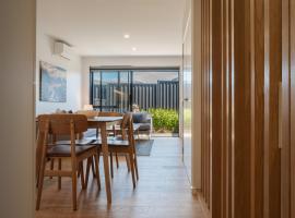 New & Stylish Townhouse - Great Neighbourhood, hotel di Albert Town
