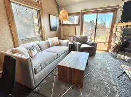 Top Flr Ski-In/Ski-Out Condo | Hot Tub & Pool