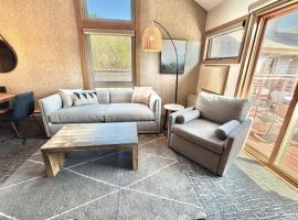 Ski in Ski out Top Floor Condo with Pools, Hot tub and more, hotel u gradu Lutsen