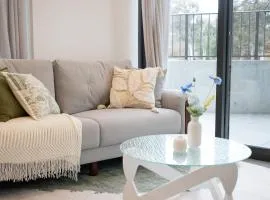 Sunny Lyneham Stay, Courtyard, Gym n Parking