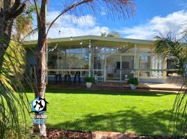 Retro Coastal Retreat with Vintage Style Sleeps 7, hotel in Port Elliot