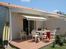 Studio avec Terrasse au Camping Les Sables Vignier - API-1-52-749, campingplads i Saint-Georges-dʼOl&eacute;ron