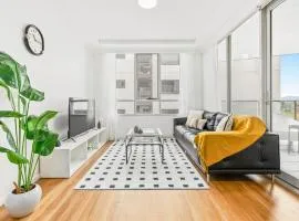 Central Apartment w Pool, Gym n Free Parking