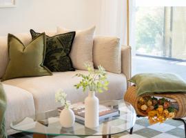 Downer에 위치한 호텔 Dickson Stylish 2BR Retreat w Views n Parking