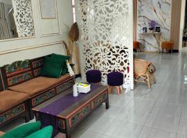 Taman Salak Homestay -5BR Entire House, hotel in Madiun