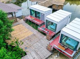 หลานย่าโฮมสเตย์ บางตะบูน, glamping site in Ban Khung Tamnak