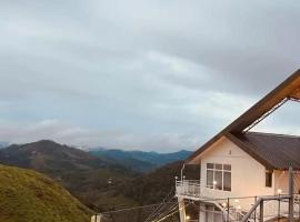 Castra villas - Pool Villa in Parunthumpara, hotel in Vandiperiyār