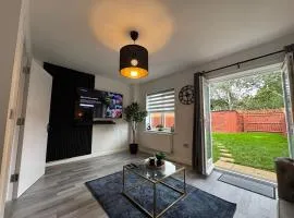 Elegant & Modern 3 bed home with private drive