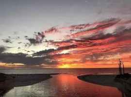 Absolute Beachfront, Adjacent Henley Square, Relax