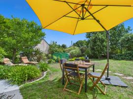 300m plage - duplex avec jardin pour 4, hotel in Sarzeau