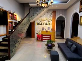 Nhà Nghỉ Hoa Đào, bed & breakfast σε Thuan An