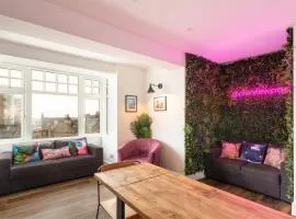 Pierview Pad Attic 10 Person Sunny Seaside Apartment - 2 Min Walk to Beach