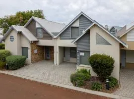 Coastal Elegance Relaxed Stay in Broadwater