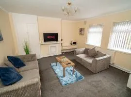 Comfortable 4-Bed Home with Free Parking