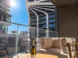 Mercury Suite Designer Apartment with Pool Access