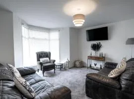 Stadium View 5-Bed Retreat + Parking