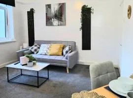 Modern 3-BR - Sleeps 5 - Contractors Stay- Fast WiFi