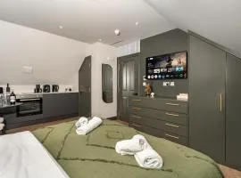 Arnos Grove Gem AC 1BR Sleeps 2 WiFi & Parking