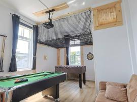 Royale 1918, 6bdr, game room, net, pool & more, hotel in Beaupré