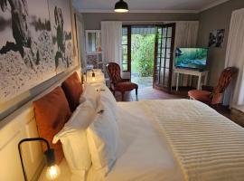 Pet-Friendly Courtyard Suite Tsitsikamma Gardens, hotel com piscina em Sanddrif