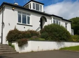 Luxury 4-Bedroom 2 Bathroom Private Vila