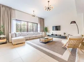 Spacious 4BR Plus Maids Villa, Near Avenue Mall, Cycle Park & Sports Complex - 15 Mins to Downtown Dubai, Nad Al Shiba Third by Deluxe Holiday Homes