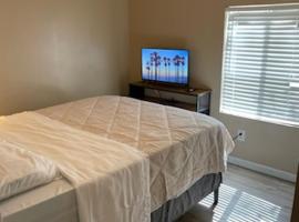 PRIVATE ROOM IN DOWNTOWN FULL KITCHEN and BATHROOM shared ARTS RooSEVELT ROW CONVENTION CENTER STADIUMS ASU DOWNTOWN PHOENIX, hotel in Phoenix