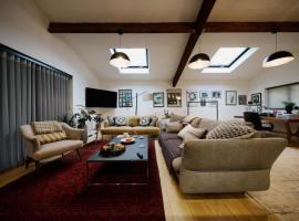 Private Luxury Open-Plan Barn Conversion, hotel em Sale