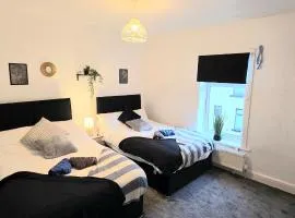 Modern 3BR Family-Friendly - Sleeps 5 - Fast WiFi -Parking - Netflix