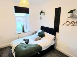 Spacious 3BR - Sleeps 5 - Fast WiFi -Parking