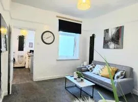 Stylish 3-BR - Sleeps 5 - Contractors Deal- Free WiFi