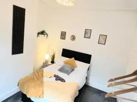 Family-Friendly 3BR - Sleeps 5 - Fast WiFi -Parking - Netflix