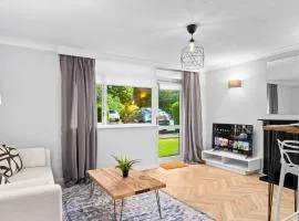 Stylish 2-Bed Apartment - Netflix, Garden & Free Parking 21E