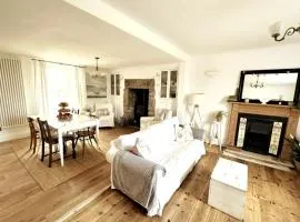 Open plan country cottage with wood burner near beaches