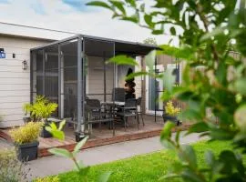 Chalet Hart van Zeeland met overdekt terras & natuur VP086