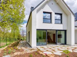 Willa Izerska z ogrodem by Royal Aparts, ξενοδοχείο σε Pobiedna