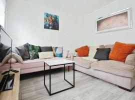 Stylish 5 Bed House Centre Of Coventry Sleeps 12, ξενοδοχείο σε Exhall