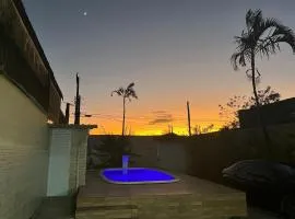 Casa com piscina de 7m x 3,5m com garagem, quintal e jardim em Mongaguá